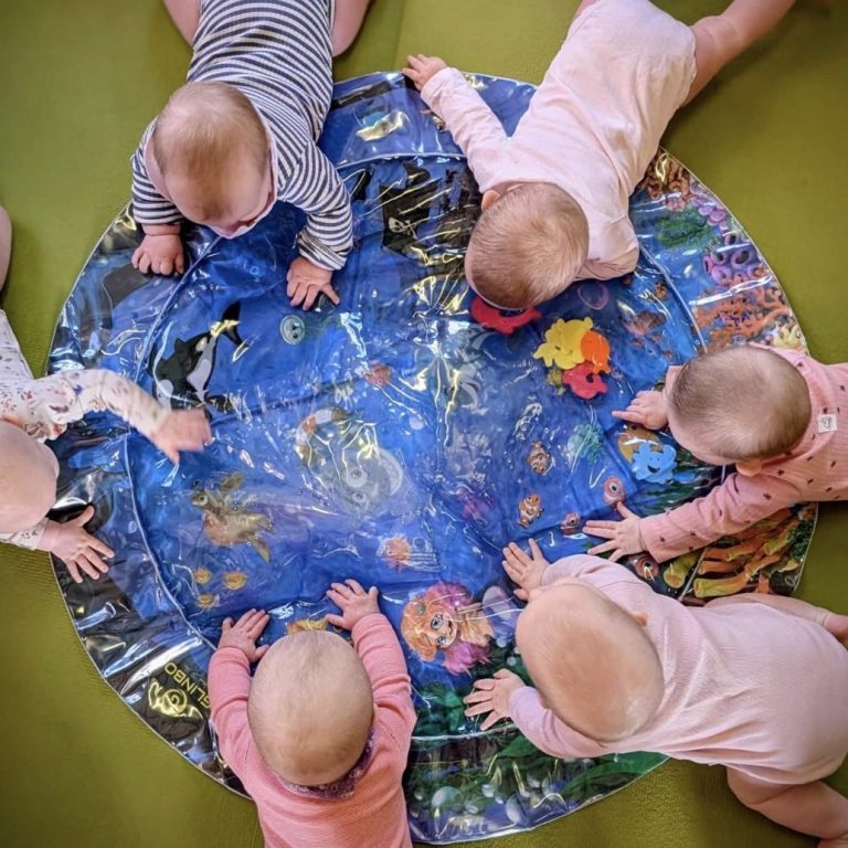 Mann schwimmt entspannt in klarem, türkisfarbenem Wasser.